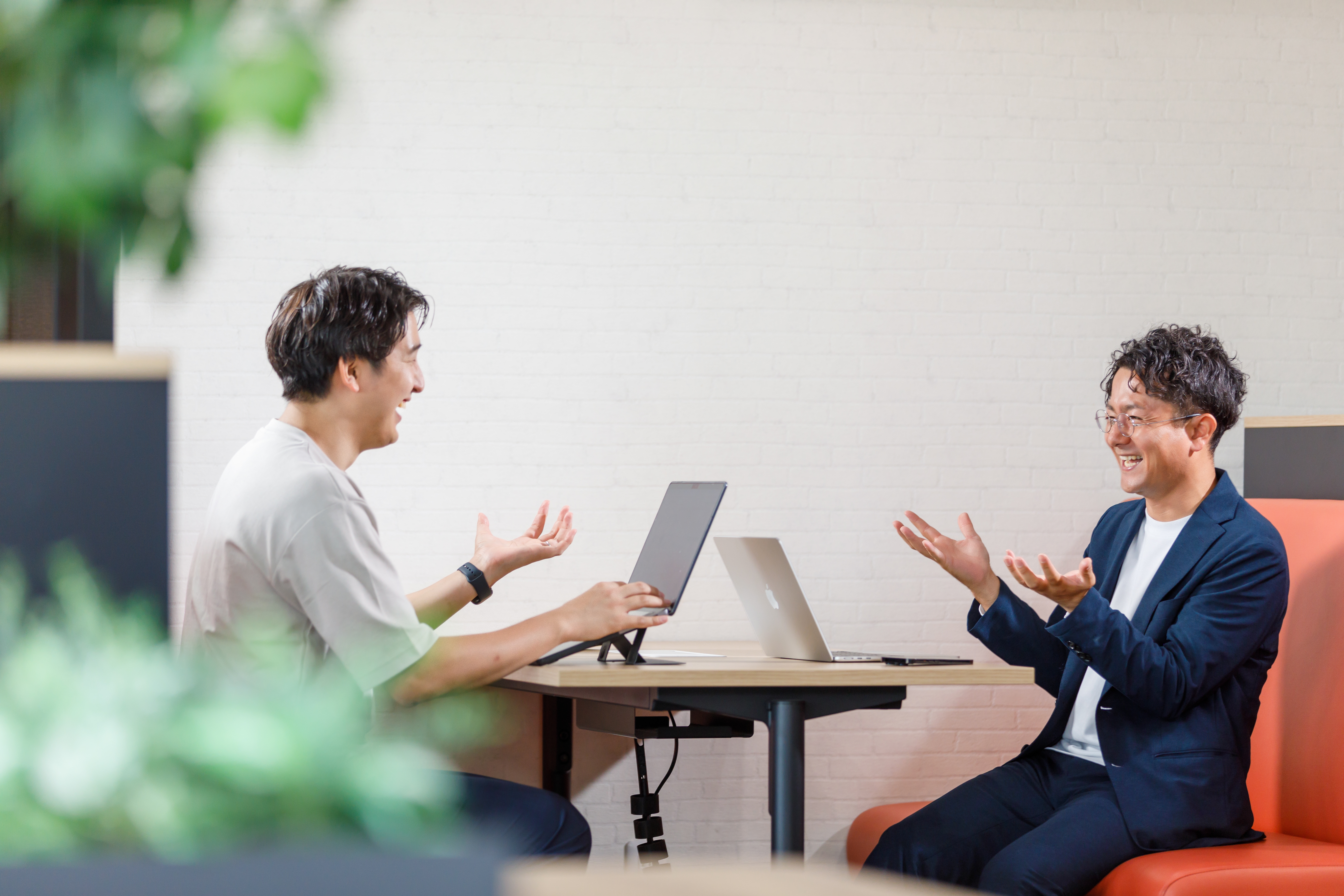 にかほ市拠点のオフィスと社員の協働の様子