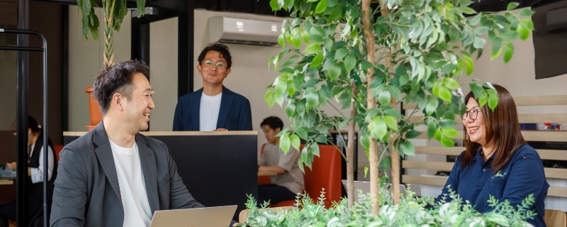 パートナーと対話し合意形成する「共創する文化」のミーティングと協働の様子